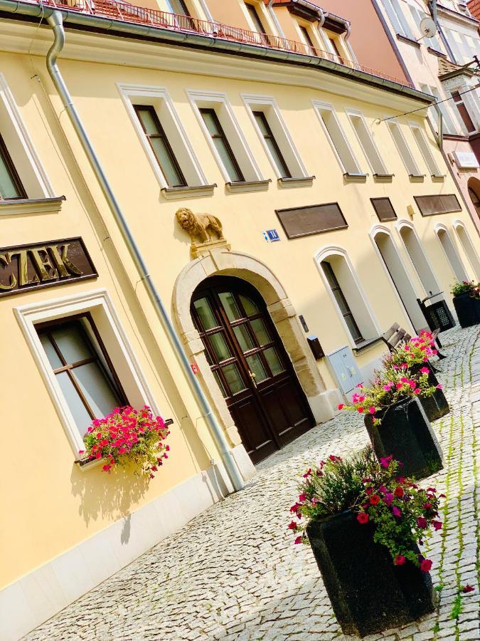 Hotel, Apartament Pod Zlotym Lwem W Samym Centrum Miasta Z Darmowym Parkingiem VII Klodzko Exterior photo